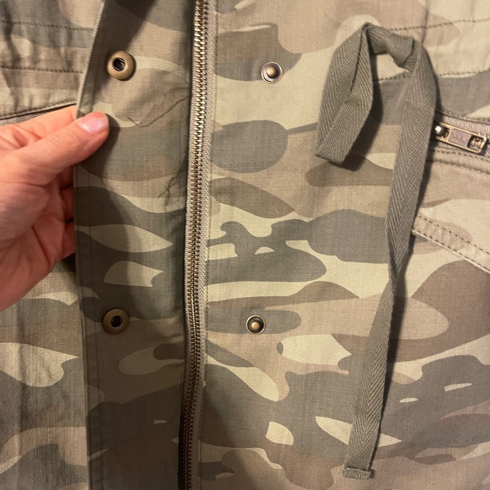 Camouflage Sleeveless Utility Vest - Picture 3 of 5